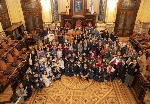 O Pazo Municipal de María Pita acolle un cento de nenos e nenas para celebrar o Pleno Infantil